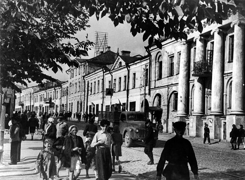 Нечетная сторона улицы Ленина в 1946 году. Фото из «Витебской энциклопедии»