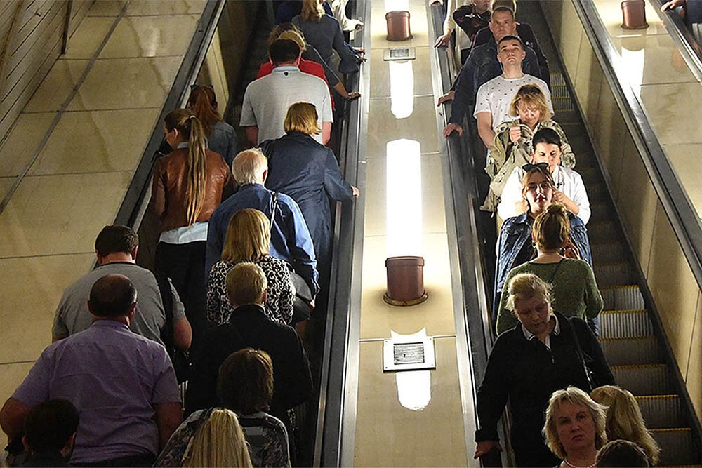Нарушение правил метрополитена. Люди на эскалаторе. Люди на эскалаторе в метро. Толпа людей на эскалаторе. Люди на эскалаторе в Московском метро.