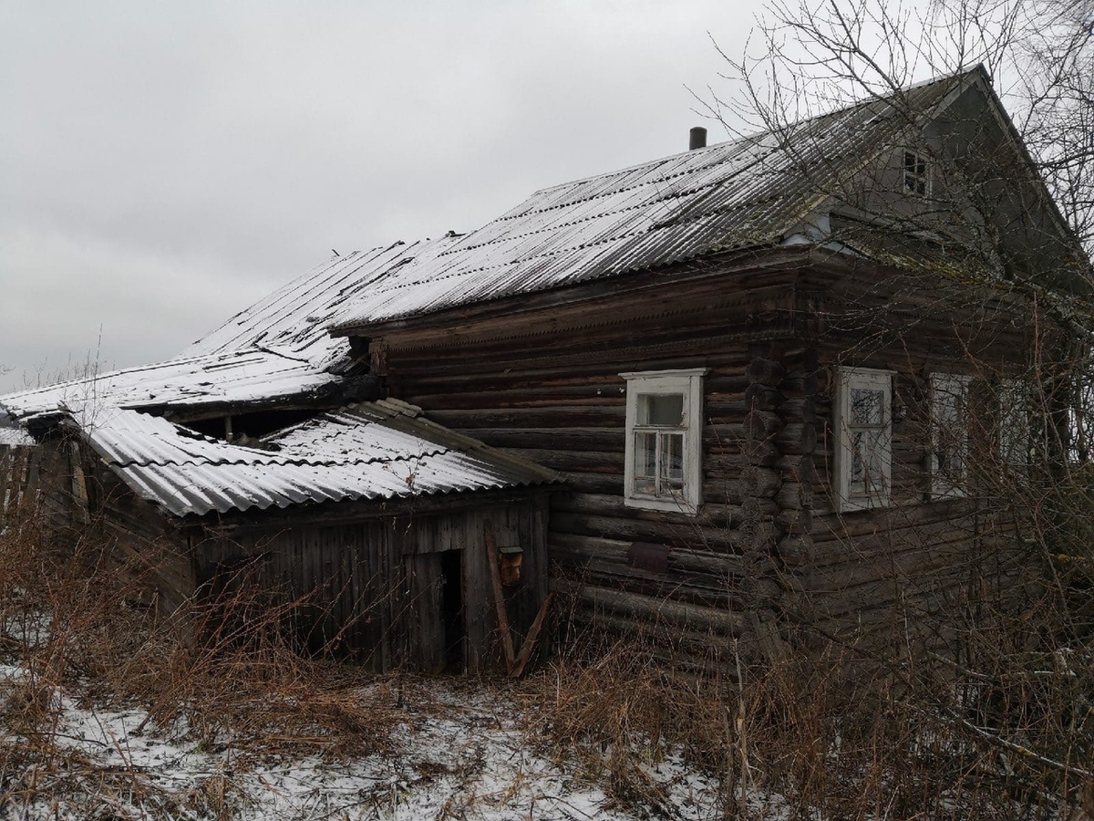 Крыльцо совсем покосилось, провалилась крыша.