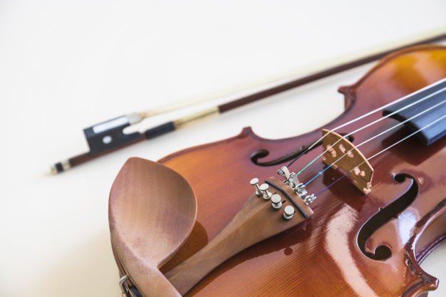https://ru.freepik.com/free-photo/close-up-of-violin-string-with-bow-on-white-backdrop_2978627.htm