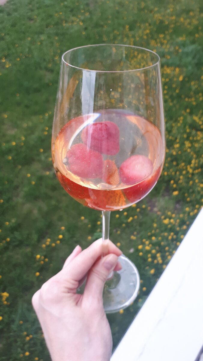 Яблочный сок, вода и клубника