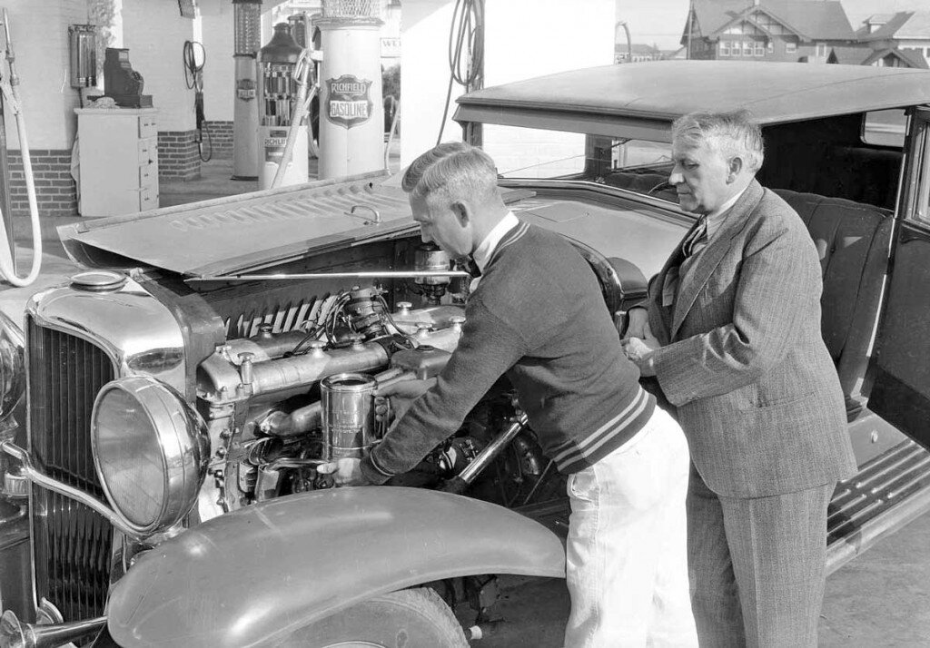 Фред Дюсенберг устанавливает двигатель от самолёта в автомобиль 