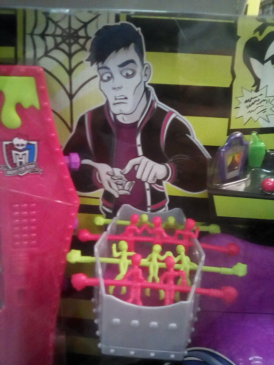 Игрушка "Монстер Хай" с "шашлыками из людей" в магазине "Пилот-Бегемот" (г. Смоленск, пр. Гагарина, д. 22, 13.05.2020 г.)