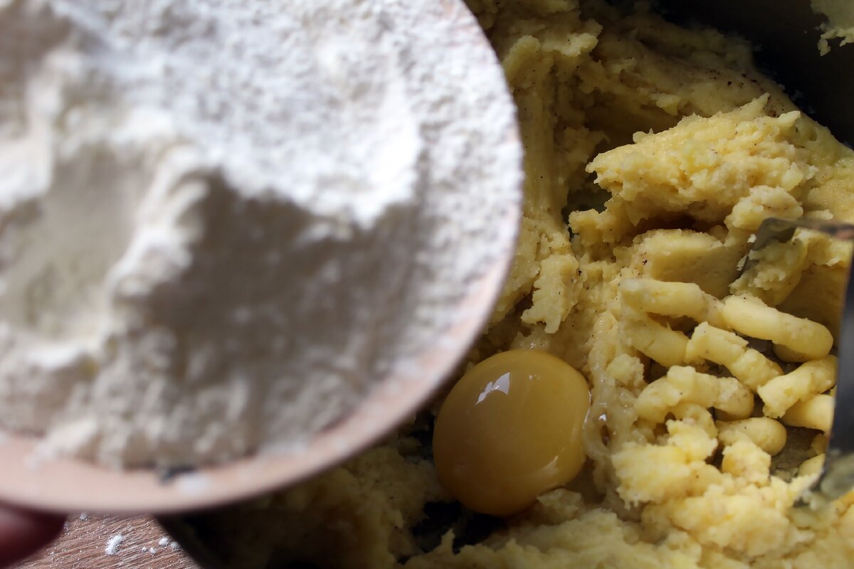 Мука, яичный желток и картофельная масса