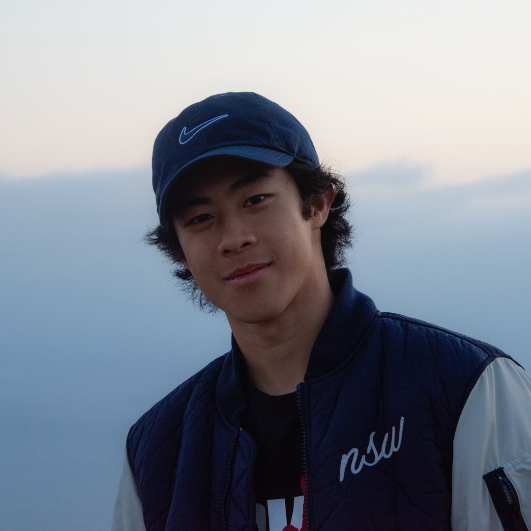 Нейтан Чен на карантине не стрижет кудри и прогуливается у океана. Источник: instagram.com/nathanwchen