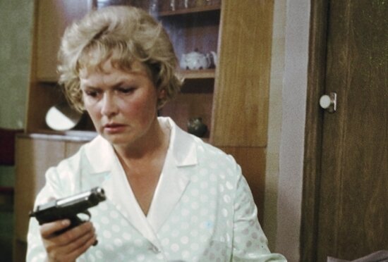 Поздняя осень 1970 года. Начинаю привыкать к специфике службы в приграничном гарнизоне. До границы с Польшей - два километра. Западнее нас - только пограничная застава. Обстановка в мире далеко не спокойная. Не ушел из памяти еще конфликт с китайцами на Даманском, как пришлось "подавлять" восстание в Праге. В этих событиях участвовали и части из нашего гарнизона. Правда, со слов знакомых офицеров из нашего танкового полка, "подавляли" восстание не наши, а военные ГДР. Наши больше лишь присутствовали для демонстрации.
