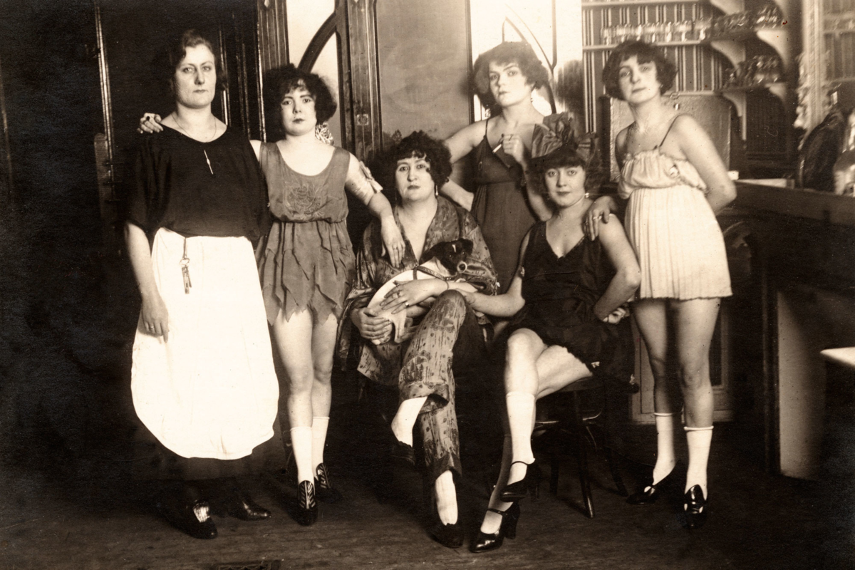 Публичные дома ретро. Красивые дамы по вызову. Путаны 19. Девушка в чулках и платье. Дом терпимости в российской империи.