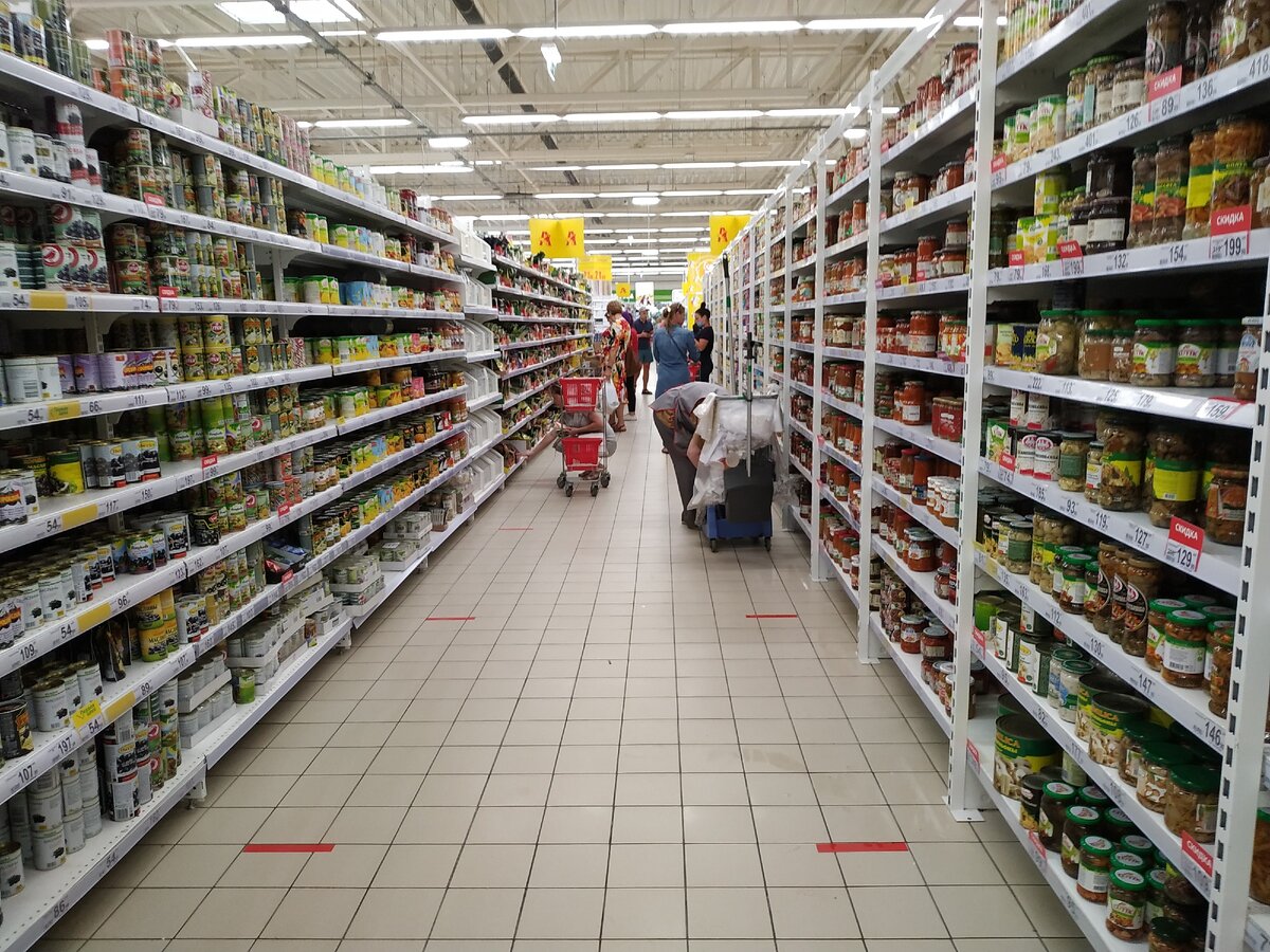 Всё есть: и люди, и товар