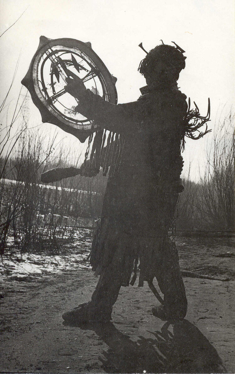 Дюлсымяку Костёркин в шаманском костюме с бубном. Фото А. Левковича, 1990 г. 