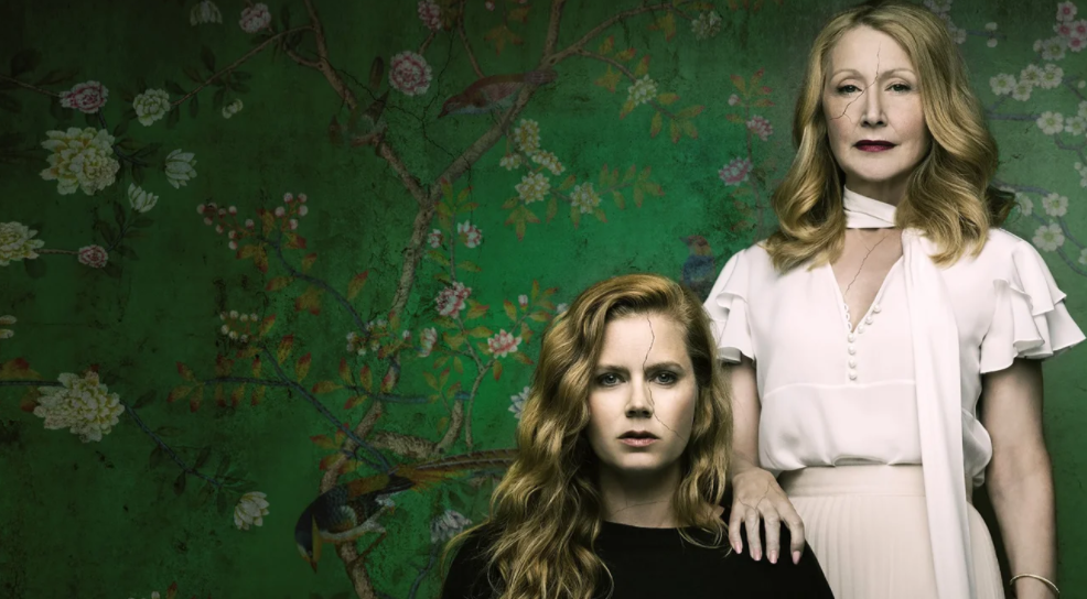 Кадр из сериала "Острые предметы"
