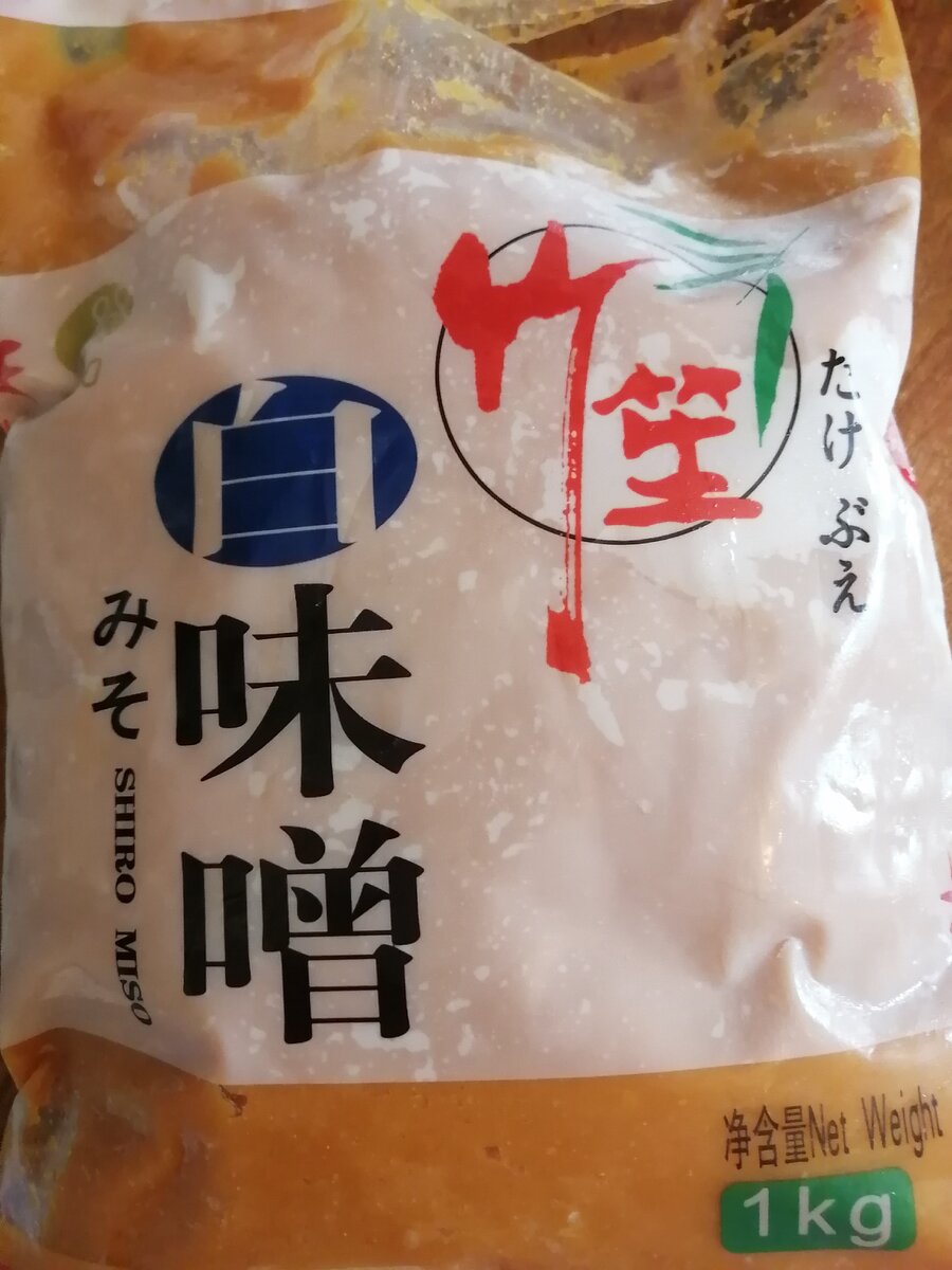 Вот так выглядит мисо-паста в супермаркетах. 