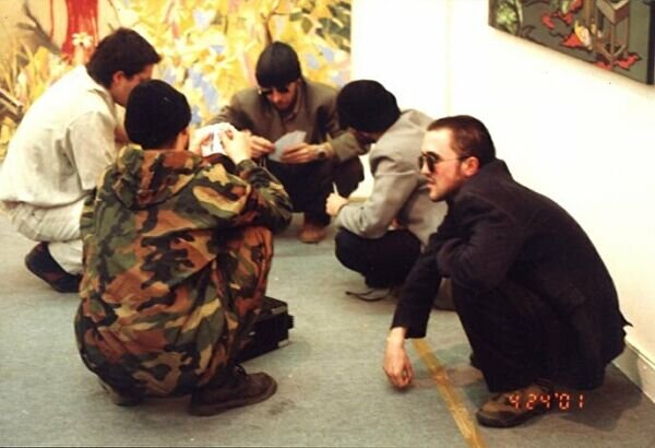 А это не боевики, это художник с искусствоведами вживаются в образ. 