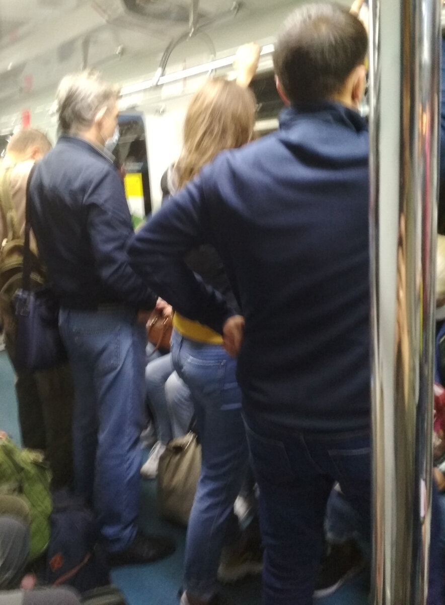 Днём в московском метро относительно свободно, но полтора метра между пассажирами никак не выкроить.