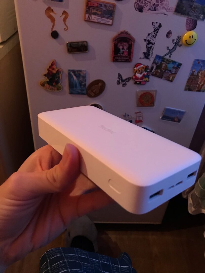 Внешний вид устройства. На фото видно порты и кнопку.