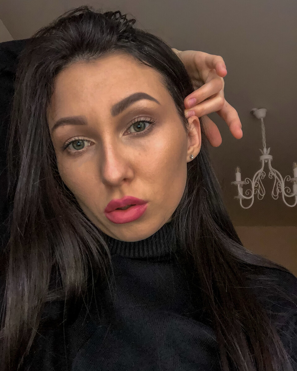 ● Мы ведемся на модные тенденции, боимся быть не в тренде, изменяя собственному стилю и предпочтениям.
⠀
Душатся чокерами, надевают на себя мешковатые вещи, выжигают концы волос, обрамляя это в красивое слово "омбре".
Но это все не мое. Я люблю туфли-лодочки, маленькие сумочки, натуральный цвет волос и элегантные юбки.
Это я. Это мой стиль.
⠀
● Мы разрешаем другим людям указывать нам что носить, что говорить, что есть, о чем думать.
⠀
Сколько раз я велась на вкусы других людей.
Это носи, это ешь, это пей, во столько-то рожай. Ну откуда им знать, что хочется лично мне? Работаю там, где нравится. Рожаю тогда, когда хочу.
Мечтаю о том, что для других ерунда. И что? Это моя жизнь.
⠀
● Мы общаемся с теми, с кем нам неприятно, и кто отнимает нашу энергию
⠀
Просто случайные знакомые, которые могут заниматься ерундой в своей обычной жизни, посещая всевозможные тусовки, фоткающие стейки, цветы от бесконечных бойфрендов, ногти и новые сумочки, мне не интересны. Увы и ах.
Зато сколько прекрасных людей вошло в мою жизнь - вам не рассказать!
⠀
● Мы ревнуем мужчин, потому что считаем, что не заслужили его любовь целиком.
⠀
Нет смысла ожидать от судьбы чего-то хорошего или плохого.Все события заслужила я сама. Сегодня, вчера, в прошлой жизни. И весь мир не вертится вокруг моих отношений.
Да, я люблю своего мужчину,и как каждая женщина хочу, чтобы это было взаимно и навсегда. Но я также знаю, что если что-то произойдет, я не умру.
⠀
● Мы критикуем и сплетничаем, тем самым пытаясь вознести собственную пригодность.
⠀
Это тоже своего рода не любовь к себе.
Мы позволяем, чтобы из нашего рта вываливался мусор. Своими словами и поступками мы разрушаем сами себя, перенимаем плохую карму другого человека.