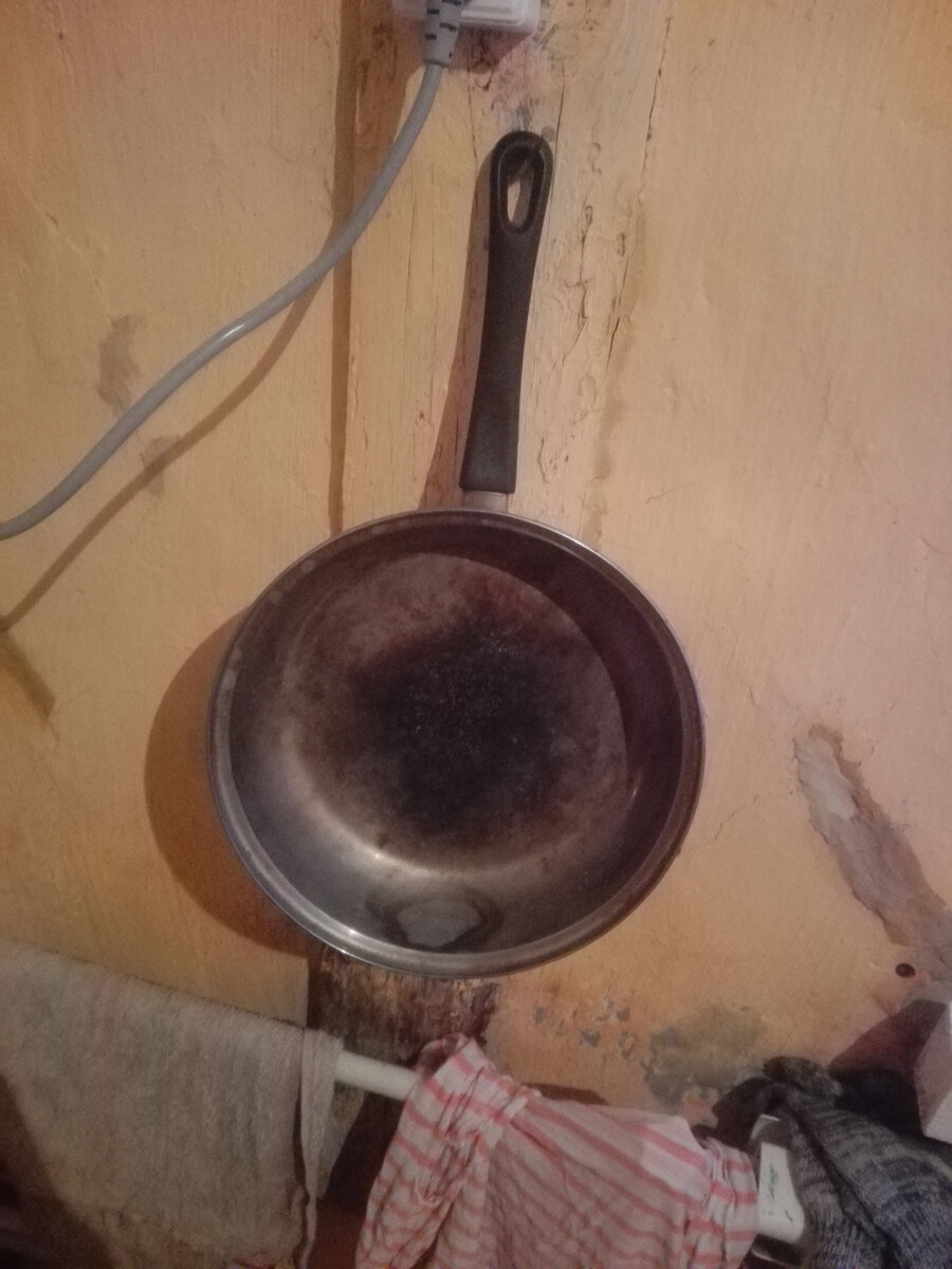 Старая большая сковородка