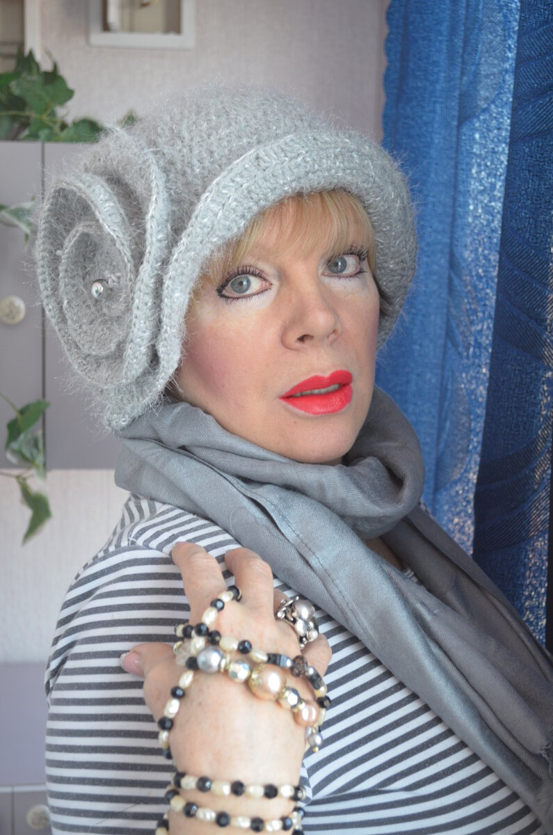 Шляпка, не только комфортная, но и нарядная.
Кстати, в конце публикации будет похожая, готовая к продаже.