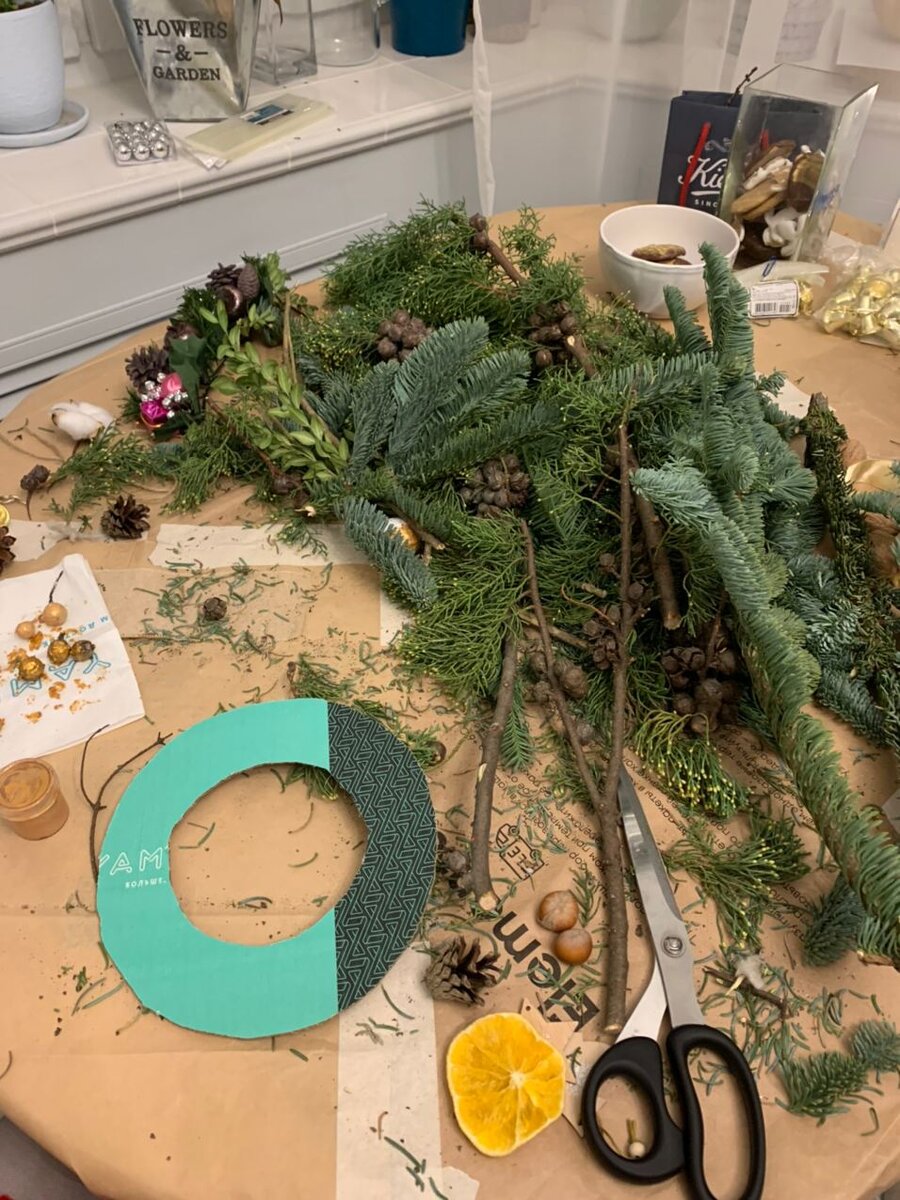 Отличная основа для небольшого венка из коробки для пиццы