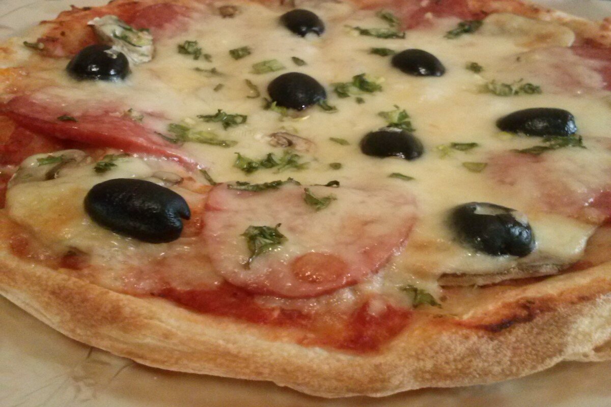 Моя пицца. Начинки я кладу очень много, поэтому бортик пиццы очень важен. 