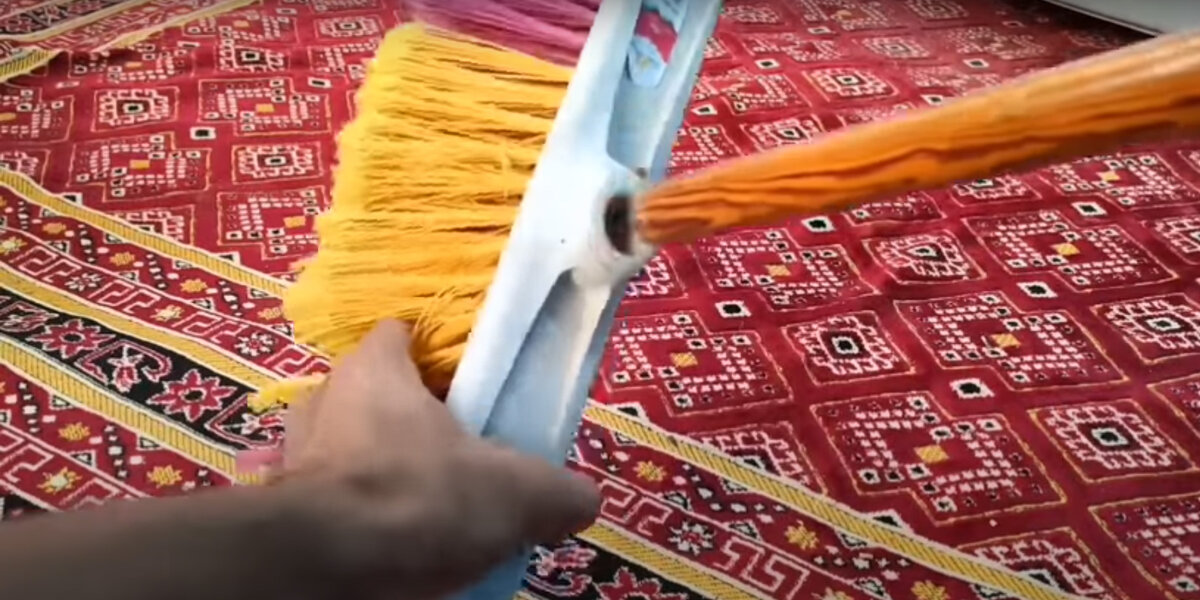 Щетка начала слетать с ручки во время уборки. Надо чинить