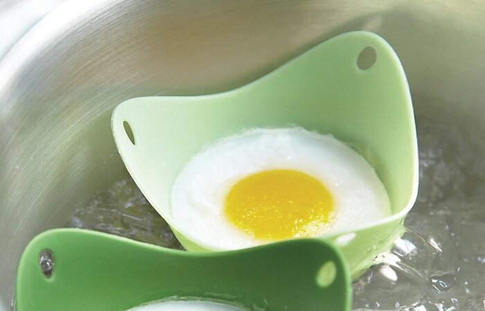 Практически каждый человек проводит на кухне значительную часть своей жизни. Там можно приготовить настоящий шедевр, быстрый перекус или просто попить чая в приятной обстановке. При этом крайне важно, чтобы отдых и хорошее настроение в кухне преобладали. В этом могут помочь современные гаджеты, которые значительно облегчают готовку, делают ее быстрее и приятнее. Novate.ru предлагает подборку полезных товаров, которые пригодятся каждому на кухне.