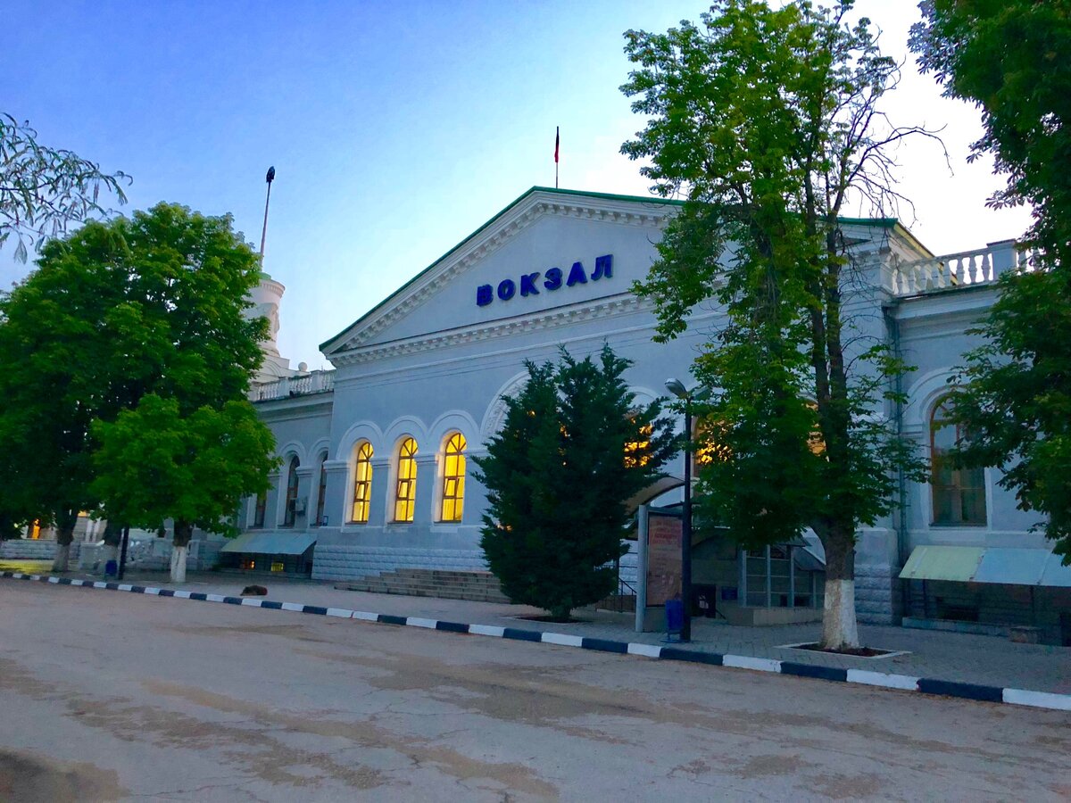 Вид на здание вокзала с привокзальной площади