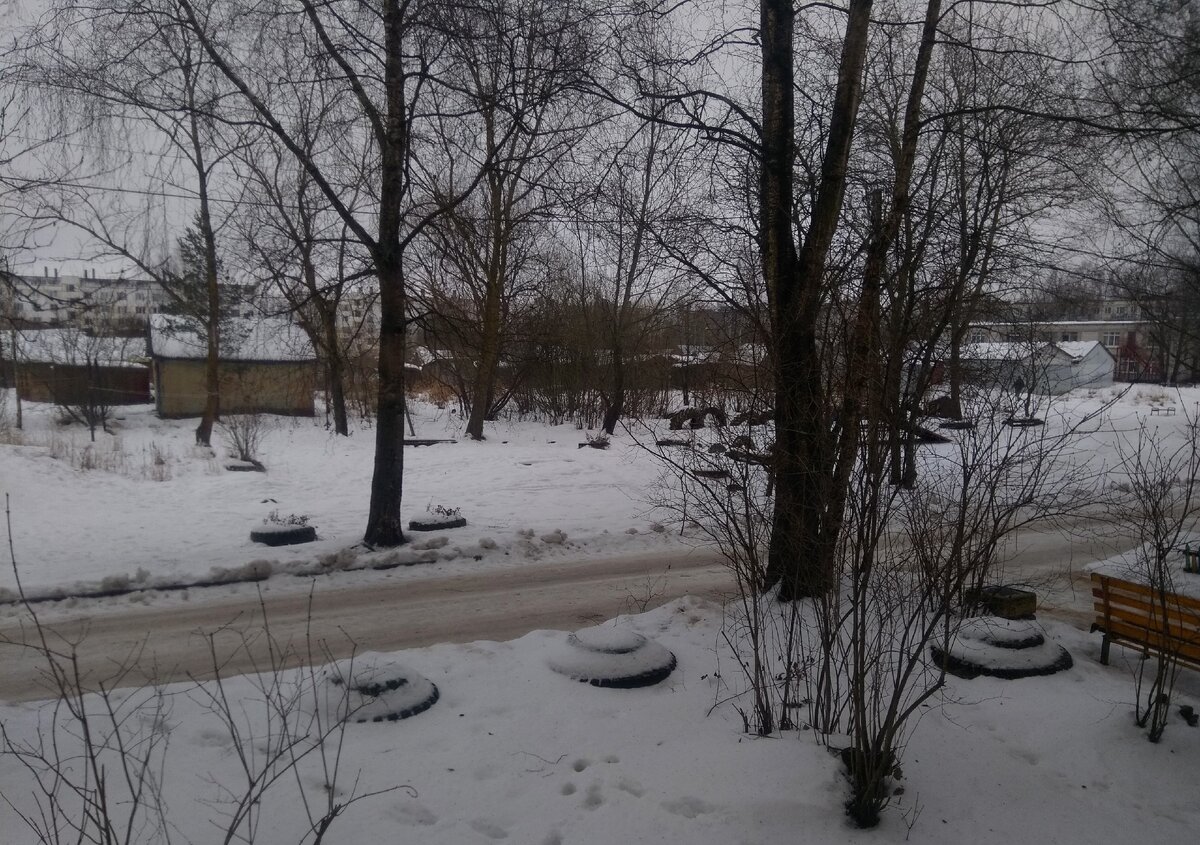 Универсальность шин - "очаровательные" клумбы, "веселые" приспособления для игр на детской площадке. И, конечно, гаражи и огороды, прямо посреди поселка - чтоб далеко не ходить. Картина так и навевает на творчество, созидание, правда?