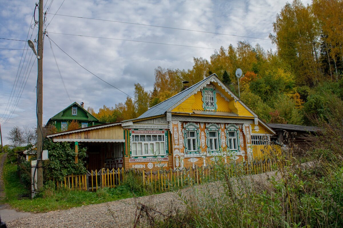 Домик с резными наличниками