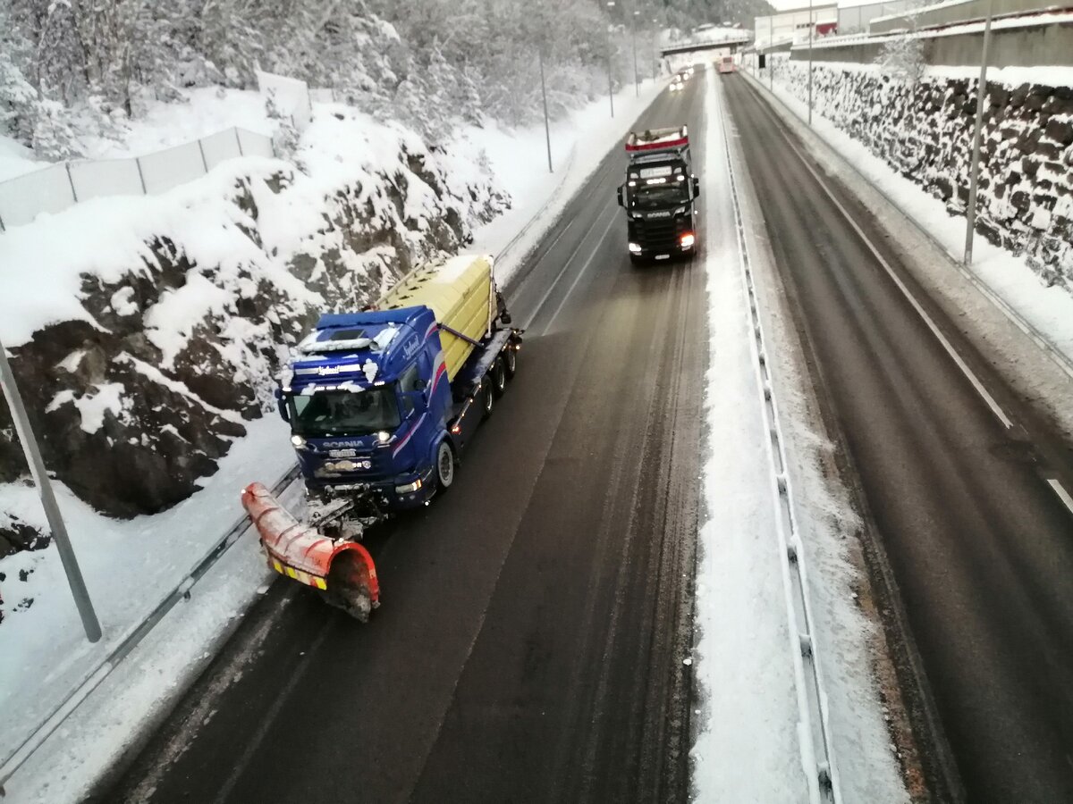 Полотно дороги обрабатывают различными соляными растворами. Фото автора.