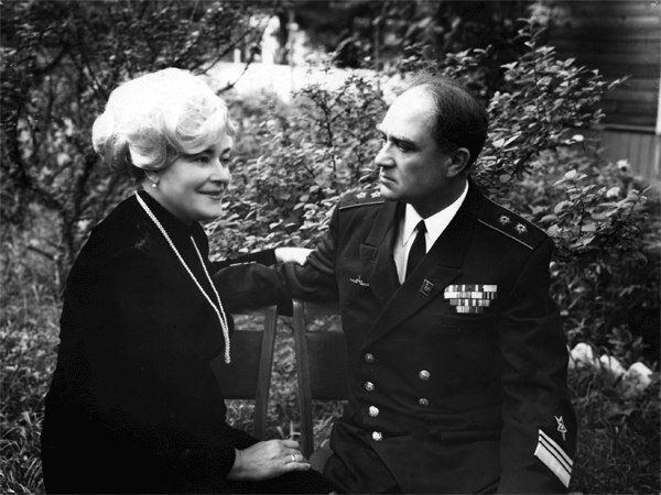 Командующий ТОФ адмирал Эмиль Спиридонов с женой. Снимок сделан за два года до гибели супругов, летевших вместе во Владивосток.