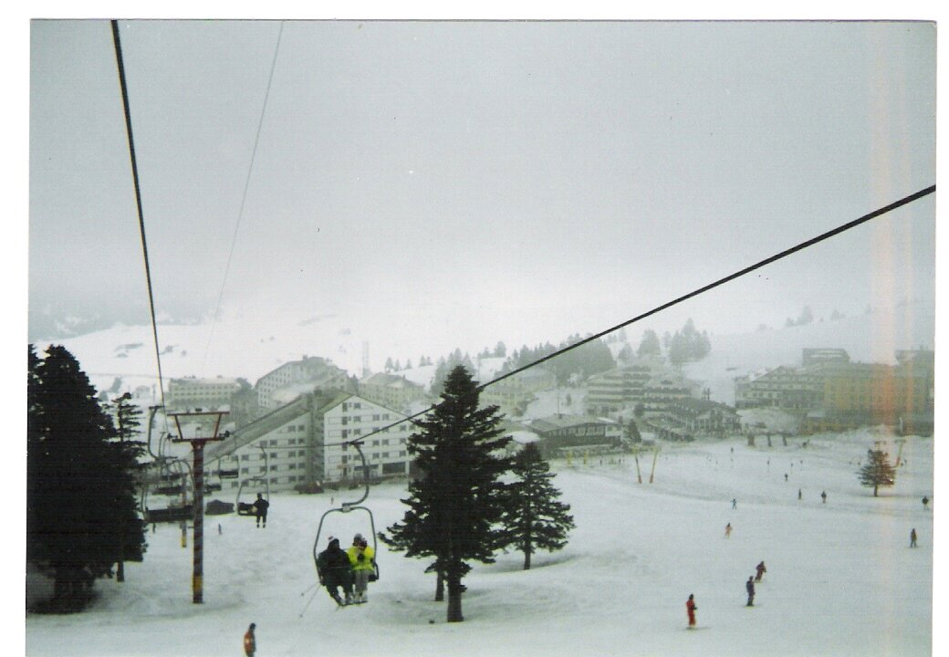 https://commons.wikimedia.org/wiki/File:Uluda%C4%9F_Kayak_Merkezi-_Uludag_Ski_Center.jpg#/media/Dosya:Uludağ_Kayak_Merkezi-_Uludag_Ski_Center.jpg