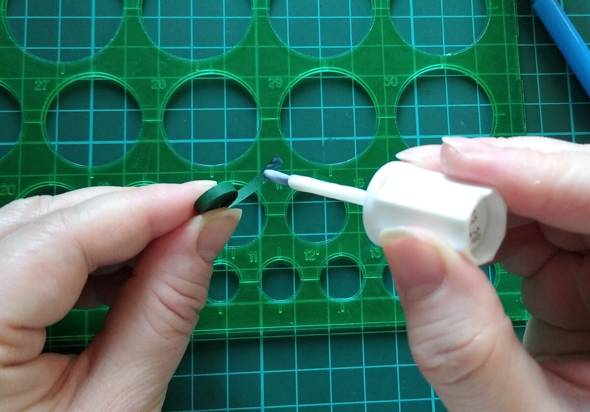 я сразу наношу клей на кончик бумаги, но не приклеиваю к роллу, а вставляю в трафарет