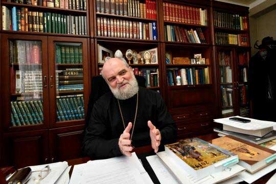 На фото настоятель храма Василий Володько. Фото Дмитрия Чушкина