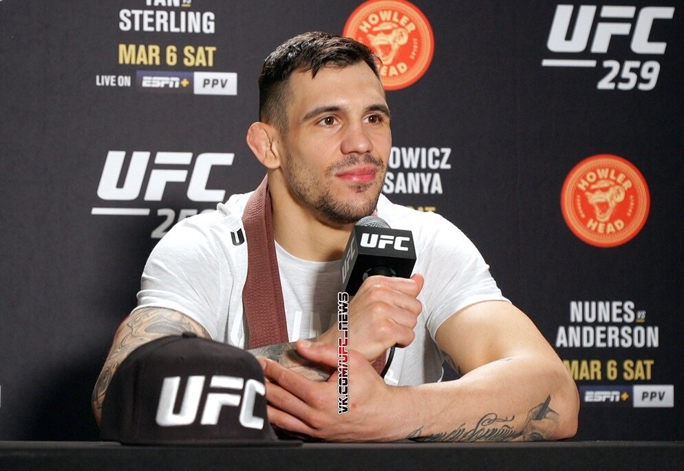 Топовый полутяжеловес UFC Александр Ракич прокомментировал свою победу в поединке с Тиаго Сантосом. 
💬«Я счастлив. Я доминировал в этой схватке, выиграл все три раунда, шел вперед. Я вел поединок, контролировал центр, контролировал клинч, наносил тяжелые удары ногами. Это было доминирующее выступление.

Мы знали, что Тиаго является ударником, поэтому решили подраться с ним в стойке. Мне нравится доминировать над соперниками в их сильнейших аспектах.

После боя сказал Дэйне Уайту, что я новое лицо полутяжелого дивизиона. Я молод, голоден, хорошо дерусь. У меня отличный рекорд, хорошо представляю этот спорт. Посмотрим, что решит UFC относительно моего следующего матча», – сказал Ракич.
