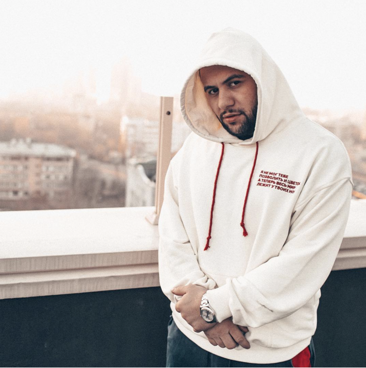 Наваи Бакиров родился в городе Самаре в 1993 году. По национальности он азербайджанец. В раннем возрасте мальчик часто гостил в городе Гяндже у многочисленных родственников.