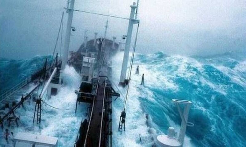Вода при 12-балльном шторме попадает на палубы, словно хочет поглотить корабль