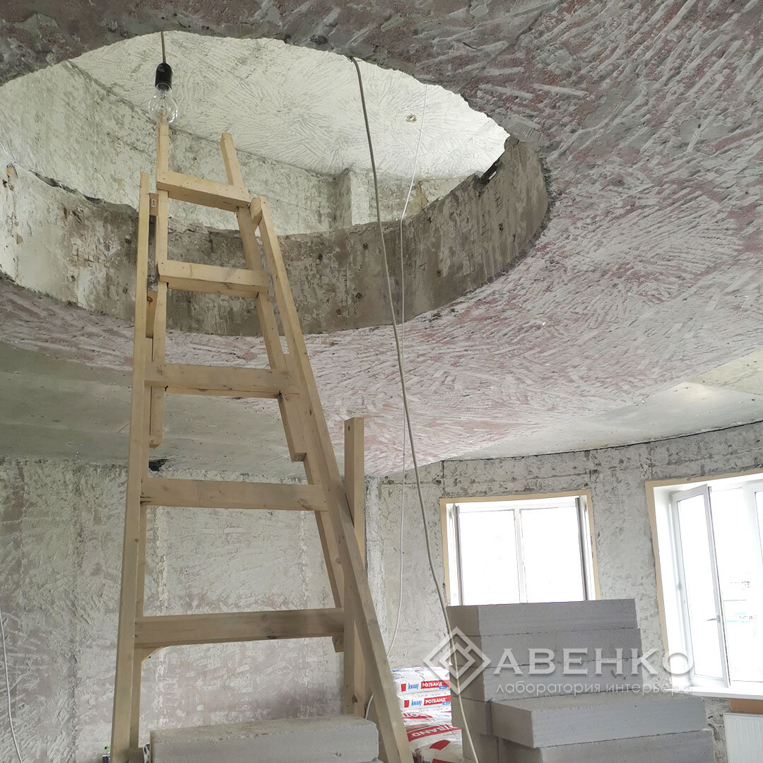 Круглый проём под лестницу на второй этаж. Фото автора