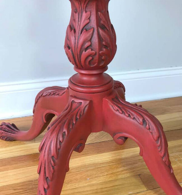 Перекрашенный в красный цвет стол состарен темным декоративным воском