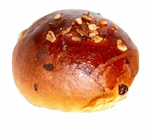 Булочка калорийная с изюмом и орешками.
