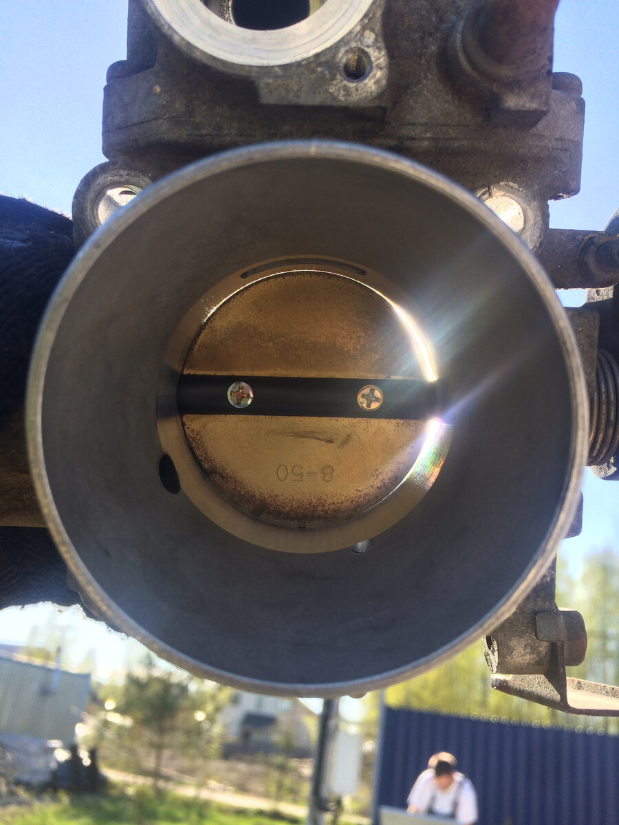 Выработка на пятаке - полумесяц. Видно не вооруженным глазом.