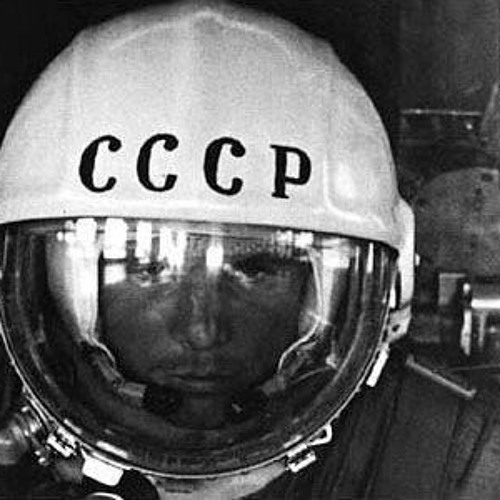 Фото гагарина в шлеме. Шлем Гагарина. Надпись СССР на шлеме Гагарина.