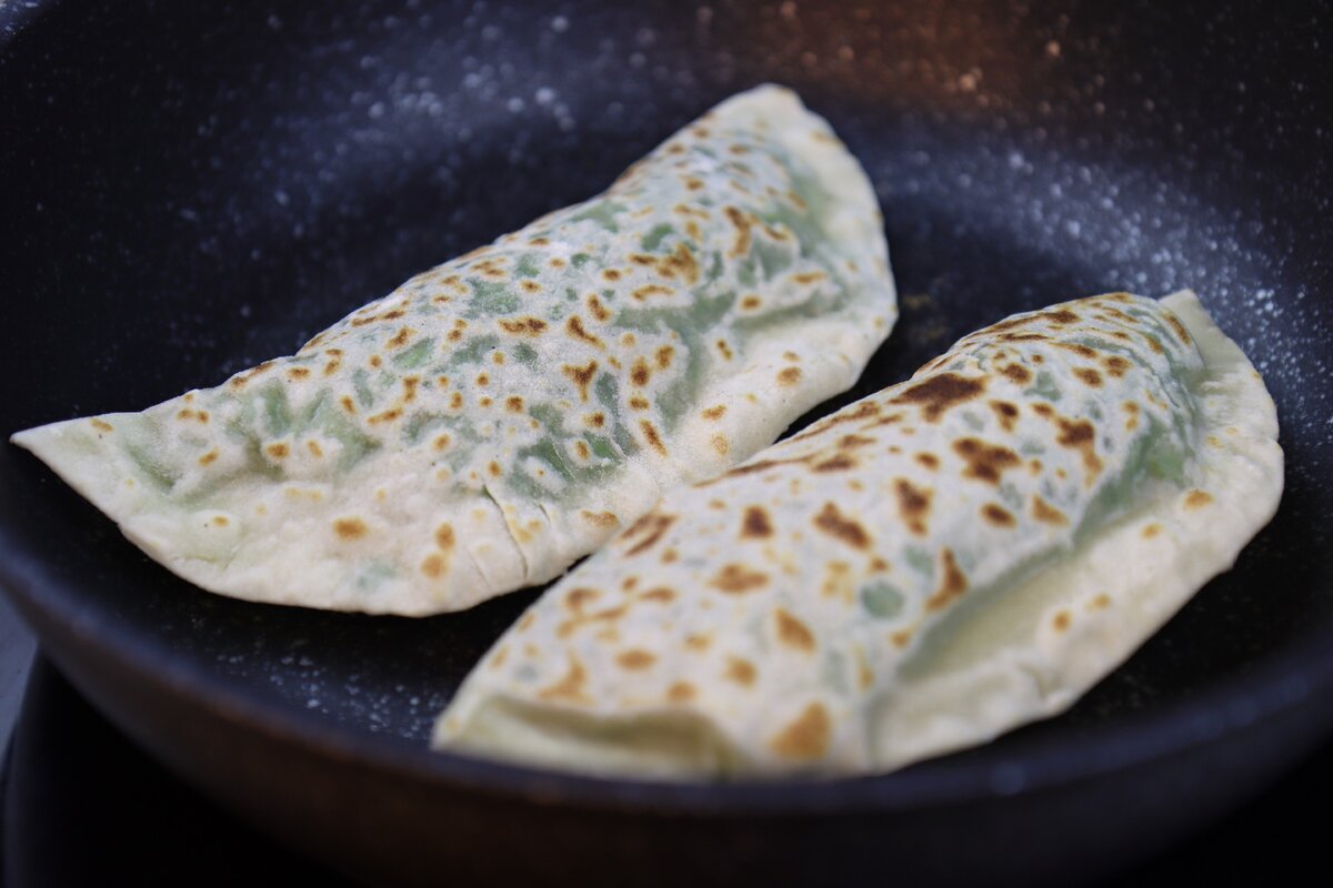 Лепешки с зеленью, постные и не очень. На сухой сковороде. Вкуснее, чем чебуреки