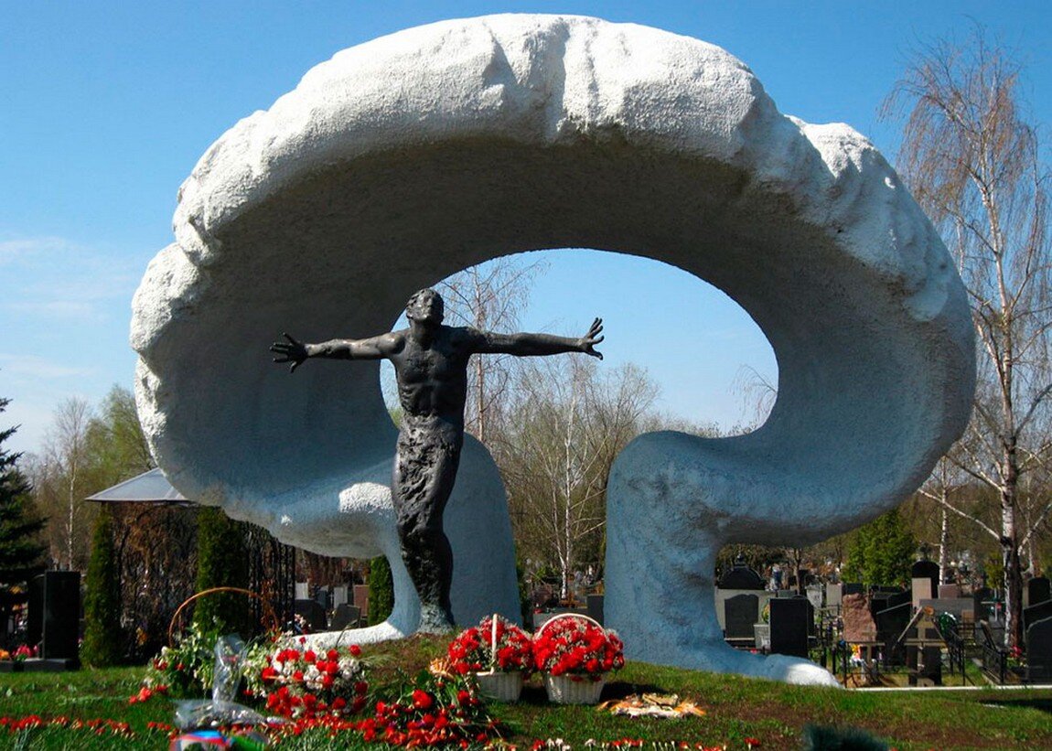 Мемориал памяти ликвидаторов аварии на Чернобыльской АЭС, скульптор Андрей Ковальчук.