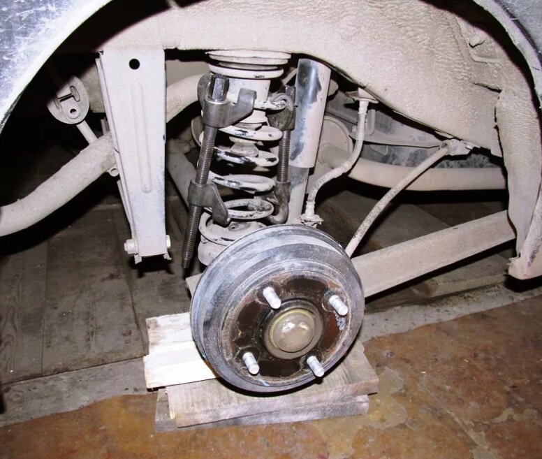 Передние пружины x trail 32. Задние амортизаторы с пружинами. Просевшие пружины. Пружинные амортизаторы для машины. Пружинные амортизаторы для машины.