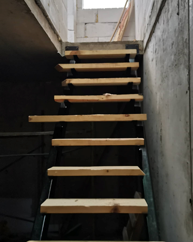 Монтаж деревянных ступеней.