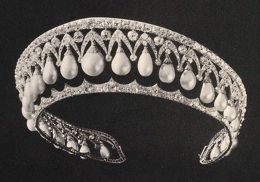 Диадема в форме кокошника была заказана императором Николаем I для своей жены Александры Федоровны в 1841 году. Изготовлена ювелиром Карлом Эдуардом Болиным из платины, бриллиантов и крупных каплевидных жемчужин. После революции продана на запад, в настоящее время в частном владении. В Алмазном фонде хранится почти точная копия утраченной диадемы. Фото: Wikipedia Commons