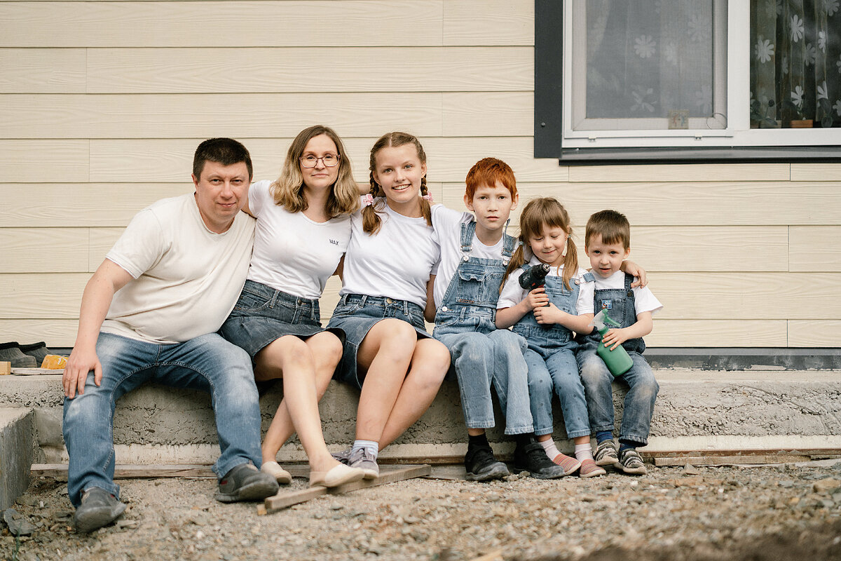 Наше семейство с Алиной у маленького домика спустя полгода, в мае 2020-го