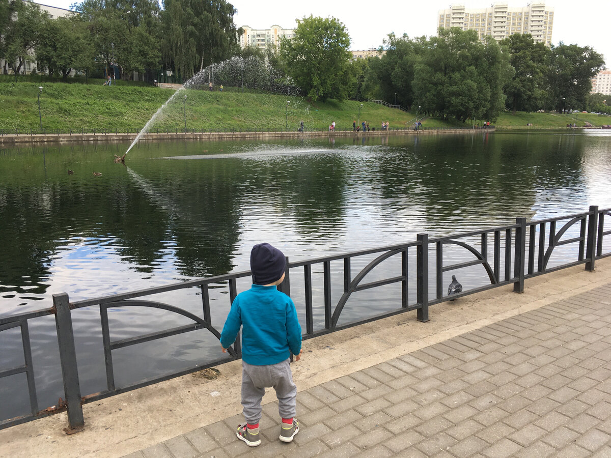 На фото: 2020 год, гуляем с ребенком около места, где я проходила ШПР