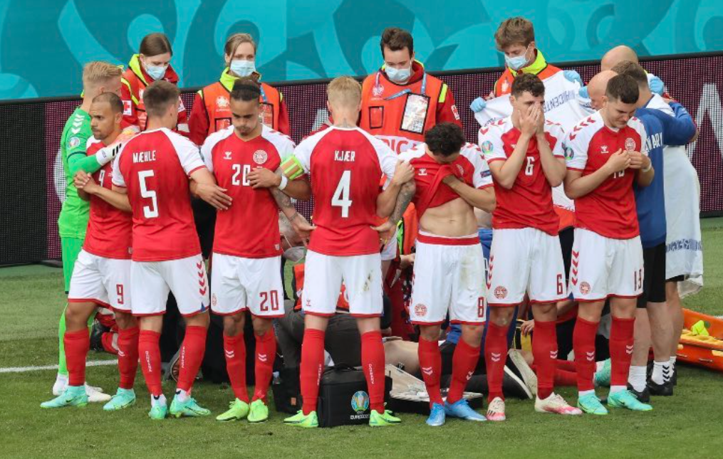 Партнеры обступили Кристиана Эриксена, у которого остановилось сердце. Фото: globallookpress