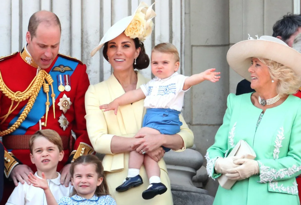 Имя сына елизаветы. Имя сына елизаветы. Принц джордж, уильям, чарльз и елизавета 2. Внуки королевы елизаветы 2. Младший сын кейт миддлтон.